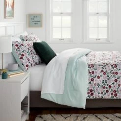 Microfiber Reversible Floral Print Comforter Light Purple/Mint Green - Room Essentialsā¢